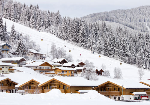 Un chalet de ski en montagne